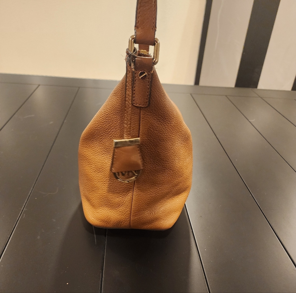 Michael Kors Lupita Medium Messenger bag in brown pebbled leather. - Picture 3 of 11